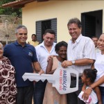 9506-Esequias_Araujo_Secom-Dona_Raimunda,_Aleandro_Lacerda,_Manoel_Queiroz_e_o_governador_Marcelo_Miranda_durante_entrrega_de_casas.