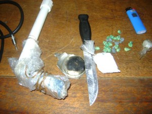 Cachimbo, faca e drogas