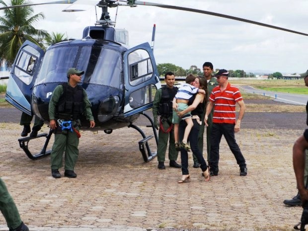 mae_recebe_garoto_pedro_paulo_em_itz_-_foto_a__pinheiro