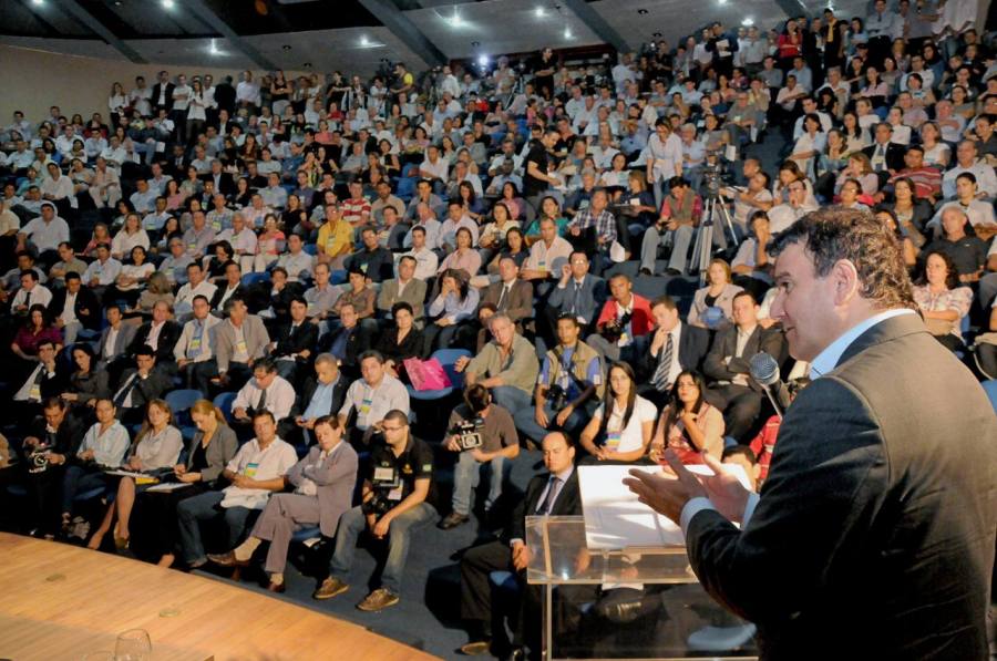 Eduardo Siqueira durante discurso aos prefeitos