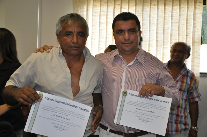 Prefeito de Axixá, Ruidiard de Sousa Brito (PT), com o diploma na mão