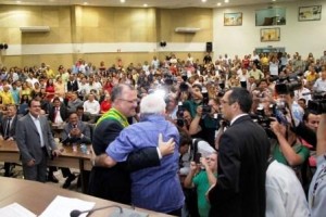 Salame-abraa-o-pai-aps-receber-a-faixa-de-prefeito-das-mos-deste