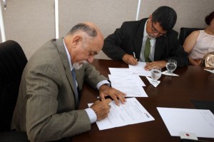 O governador Simão Jatene (e) e o presidente da CDP, Carlos José Porciano da Silva, durante a assinatura da ordem de serviço para o início das obras do terminal