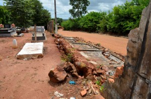 Muro_Cemiterio_ainda_caido_