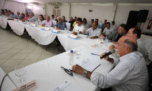 Reunião faz parte da agenda do Pacto pelo Desenvolvimento. Educação, esporte, meio ambiente e segurança receberão investimentos do Estado.