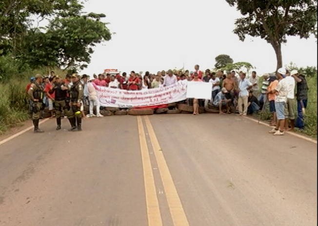 300 integrantes do MST participaram da manifestação na "Curva do S". (Foto: Reprodução/TV Liberal)