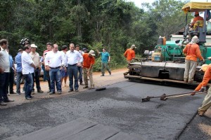 O vice-governador Helenilson Pontes vistoriou o trecho da PA-287, entre Redenção e Conceição do Araguaia, que está sendo reconstruído pelo governo do Estado