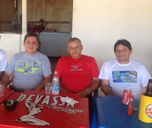 Jair Farias, prefeito de Sítio Novo; Iderval Silva, deputado e Régis prefeito de Itaguatins durante este final de semana na Praia Remando dos Botos