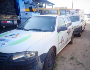 Ambulâncias paradas do pátio da Prefeitura