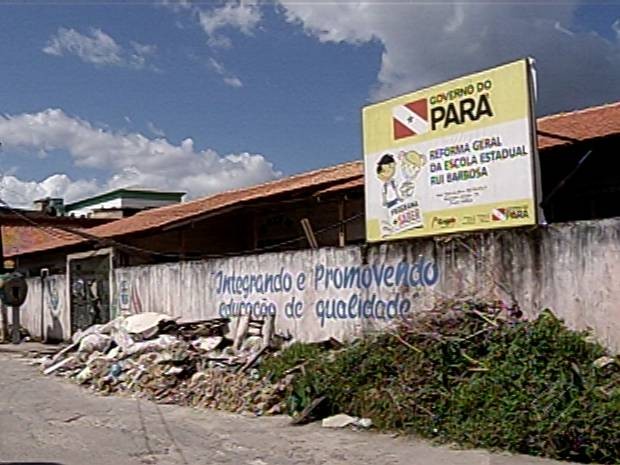 Entrada da Escola Estadual Rui Barbosa acumula o lixo gerado durante a obra de reforma