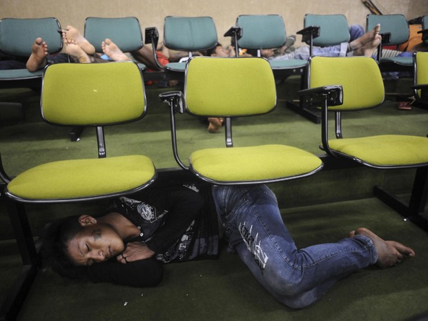 Índios em auditório na sede da Funai em Brasília