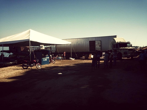 Estrutura ainda desembarcando nesta sexta-feira, 19, para ser instalada na praia