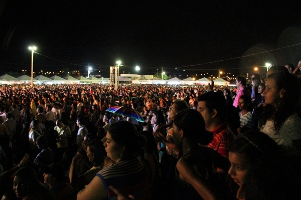 Abertura da praia de Porto Nacional com show de Paula Fernandes reuniu 50 mil pessoas