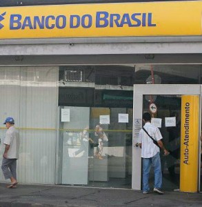 969577_595563637155577_1264056838_n