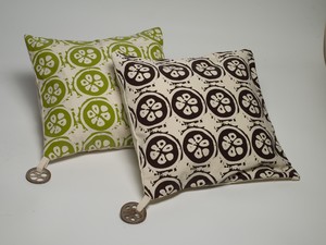 Almofada com detalhes de coco babaçu produzidas no Tocantins