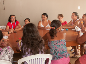 Artesãs durante oficina