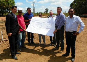 O titular da Susipe, André Cunha (segundo à direita), esteve em Parauapebas para vistoriar o início das obras de construção da nova unidade prisional