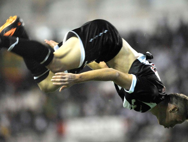 Marlone comemora seu gol contra o Nacional com cambalhota