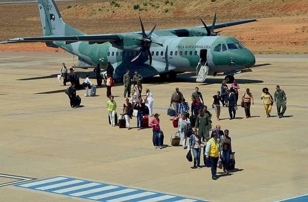 Profissionais do programa Mais Médicos ao desembarcarem do avião da FAB