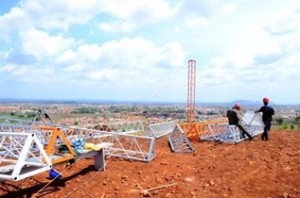 Torre já começa a ser montada