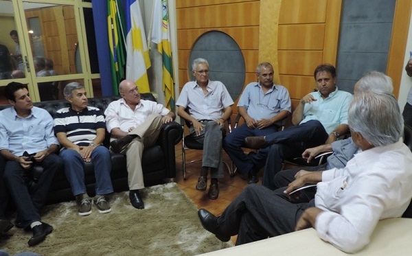 Reunião no gabinete do prefeito de Paraíso do Tocantins, Moisés Avelino