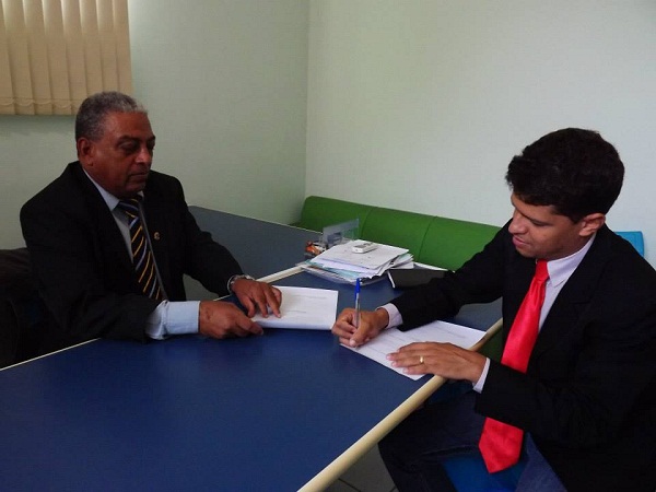 Sérgio Gomes entregando a desfiliação ao vereador Abraão