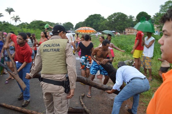 Polícia Militar, seguranças de Eduardo e manifestante no momento de desbloqueio da via