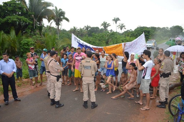 Manifestantes bloqueando estrada de acesso ao aeroporto no retorno de Fabion e Eduardo
