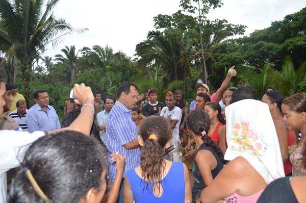 Sem Eduardo que ficou trancado no veículo, Fabion foi acompanhado de outros prefeito do Bico negociar com os manifestantes