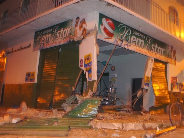 O primeiro dos acidentes praticamente destruiu a fachada de uma farmácia.