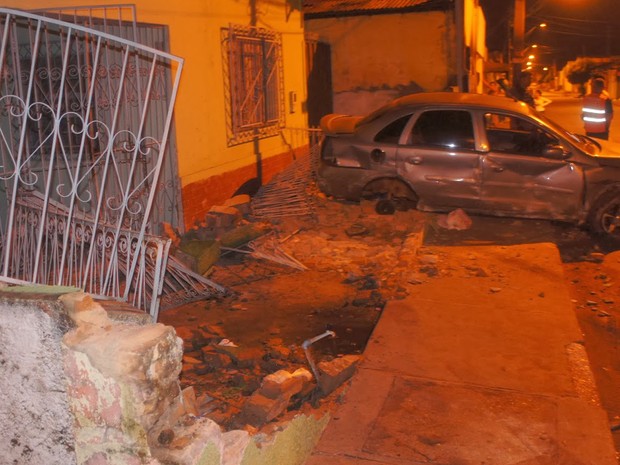 Força do impacto arrancou dois pneus de veículo envolvido no segundo acidente