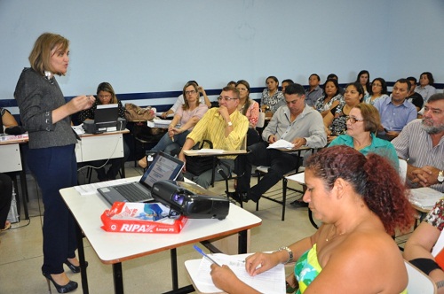 Dia 20 de novembro de 2012, visita da secretária Vanda Paiva à Augustinópolis para anunciar novo hospital para ser entregue em novembro de 2013.