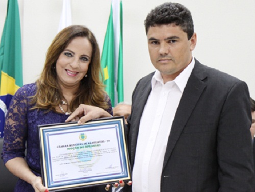 Presidente da Câmara, Rômulo Ferreira, entregando Moções de Aplausos