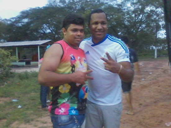 Alex Miranda ao lado do vocalista da Gasparzinho, Neto, logo após o show em Araguatins