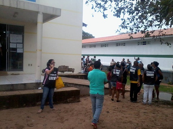 Grevistas nesta segunda-feira, 10, na entrada de uma Unidade de Saúde