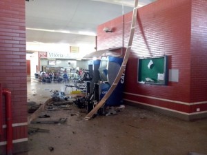 Caixas eletrônicos completamente destruídos após explosão