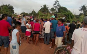 Moradores de Itaituba no momento em que o corpo   foi encontrado 