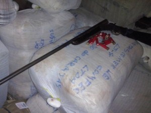 Polícia recupera carga roubada e prende espingarda 