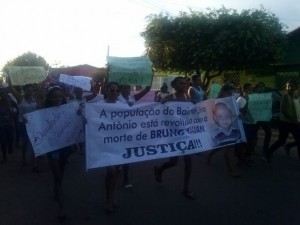 População em protesto pela morte da criança em Colinas TO