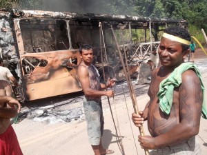 Manifestantes incendiaram dois ônibus do CCBM
