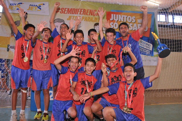 Estudantes de Araguatins recebem a esperada medalha de ouro depois de fecharem o jogo por 3 sets a 1