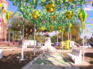 No pátio da Igreja Matriz a decoração da Copa se mistura com o tradicional São João