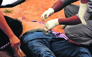 Corpo de vítima no local do assassinato