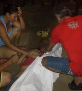 Família chora diante do corpo 