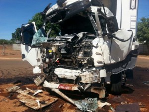 Caminhão ficou destruído com o impacto da batida