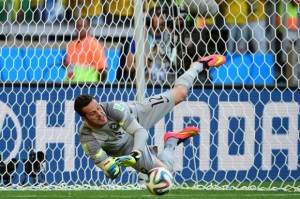 Goleiro Júlio César durante  defesa de   Pinilla