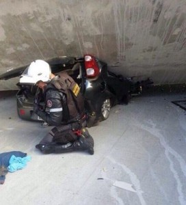 Carro fica destruído com queda de viaduto em BH