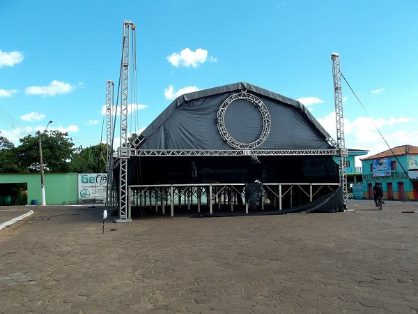 Estrutura sendo montada para Festival de Verão este final de semana