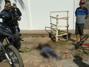 Os tiros acertaram uma das pernas, um dos braços e a boca do assaltante.