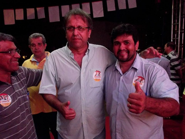 Marcelo ao lado de lideranças após o comício